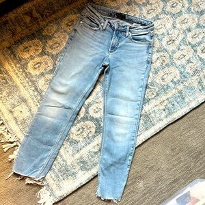 Silver Jeans Women's 28x27 Most Wanted Straight Crop Light Wash.  Worn & Loved😊